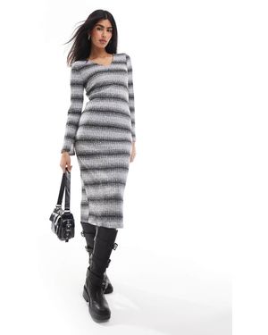 Pieces – langärmliges maxi-strickkleid mit v-ausschnitt und grau-buntem streifenmuster
