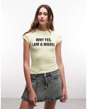 Collusion Baby Tee Met 'I Am A Model'-Slogan - Geel