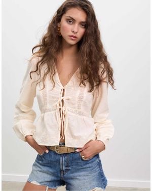 Stradivarius – locker sitzende, bestickte bluse - Natur