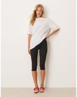 ASOS Mono Capri Negro Con Camiseta Blanca Superpuesta De - Neutro