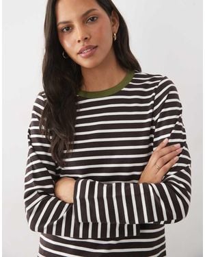 Vero Moda Camiseta De Manga Larga A Rayas Con Cuello De Canalé En Contraste En Marrón Chocolate - Negro