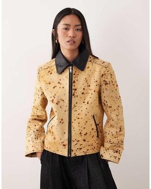 Urbancode Chaqueta Color Crema Y Marrón De Corte Cuadrado Con Estampado De Vaca De - Neutro