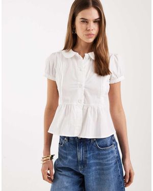 Motel Blusa Blanca Con Solapas Y Sobrefalda En El Bajo Linde De - Blanco