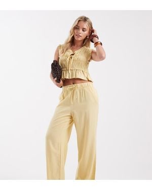 Only Petite Top Amarillo Pálido Fruncido Con Lazada Delantera De Mezcla De Lino De (Parte De Un Conjunto) - Neutro