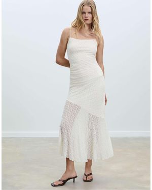 Stradivarius – maxi-trägerkleid aus spitze - Weiß