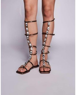 SIMMI Sandalias Color Bronce Metalizado De Estilo Romano Con Detalle De Piedras Zenya De Simmi London-Marrón - Blanco