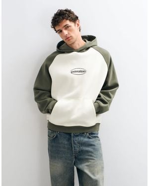 ASOS Sweat à capuche relaxed avec manches raglan contrastantes et imprimé en relief en kaki - Gris