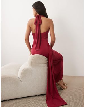 TFNC London Fließendes maxikleid mit neckholder und tiefem ausschnitt - Rot