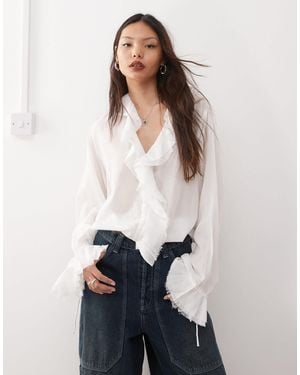 Weekday Blouse à volants avec détail à agrafe sur l'avant - cassé - Blanc
