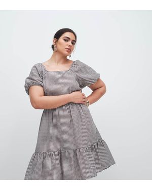 Noisy May Gelaagde Mini Jurk Van Seersucker Met Open Gestrikte Achterkant En Gingham Ruit - Grijs