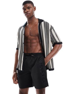 Superdry – premium – bestickte badeshorts - Schwarz