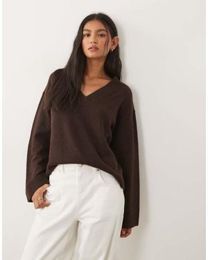 Vila Jersey De Punto Oversize Con Cuello De Pico En Marrón Chocolate