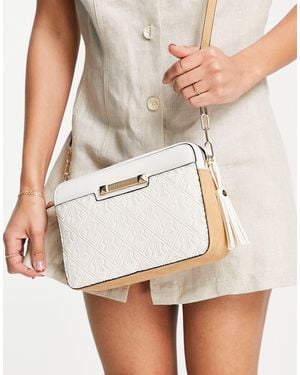 River Island Sac bandoulière carré à motif monogramme en relief - Blanc
