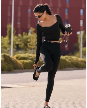 Stradivarius Top Met Sweetheart-Halslijn, Lange Mouwen En Buste Cups - Zwart