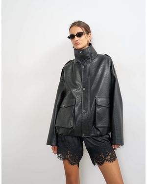 TOPSHOP Bomberjacke aus kunstleder mit stehkragen und tunnelzug - Grau