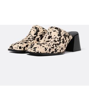 Stradivarius – mehrfarbige clogs mit tierfellmuster und absatz - Weiß