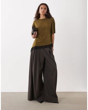 ASOS T-shirt à ourlet en dentelle asymétrique kaki - Blanc