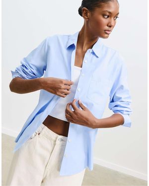 Stradivarius – basic-hemdbluse aus himmelem popeline mit tasche - Blau