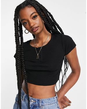 Urban Revivo – geripptes, figurbetontes t-shirt - Schwarz