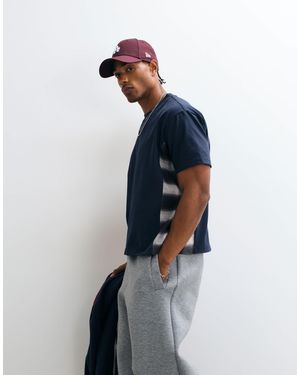 Colt MCR Colt x asos exklusives t-shirt mit shadow-karomuster und bedruckten seiteneinsätzen - Blau