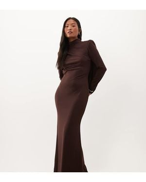 TFNC London Slinky Hoogsluitende Maxi Jurk Met Gedrapeerde Open Rug - Bruin