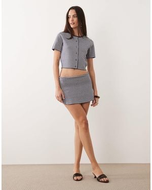 GOOD AMERICAN – mini-skort aus feinstrick mit marineblauem vichy-karo und niedrigem bund, kombiteil - Natur