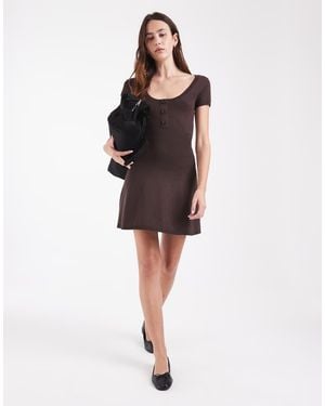Hollister Vestido Mini De Punto Con Cuello Ancho En - Marrón