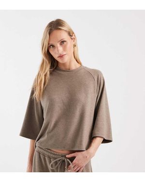 Only Petite Camiseta Marrón Claro De Corte Cuadrado Con Textura Suave De (Parte De Un Conjunto)