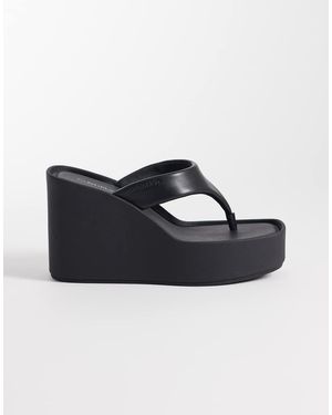 Calvin Klein Sandalias Negras De Dedo Con Cuña De Cuero De Jeans - Negro