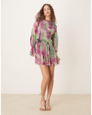 ASOS – langärmliges minikleid mit wasserfallausschnitt am rücken, godet-detail und verschwommenem blumenmuster - Mehrfarbig