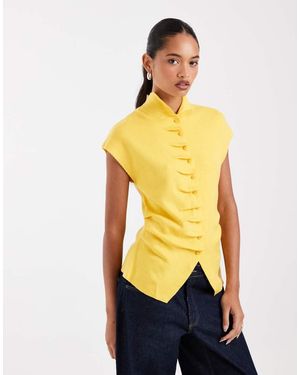 ASOS Top Amarillo Con Cuello Alto Y Tapeta Con Botones
