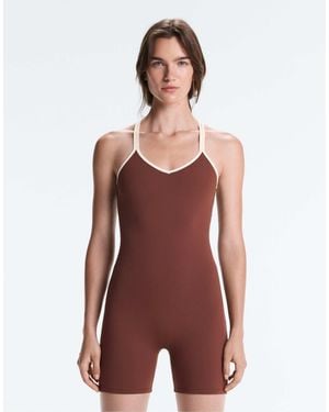 Oysho Comfortlux kurzer jumpsuit mit kontrastierenden doppelträgern - Rot