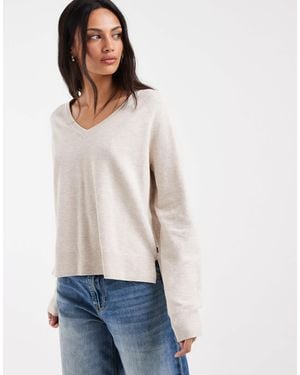 Levi's Superweicher pullover mit v-ausschnitt und seitlichem schlitzsaum - Blau