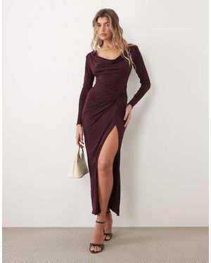 TFNC London Vestido Largo Decorado Con Cuello Desbocado Y Abertura Lateral Alta En-Rojo - Multicolor