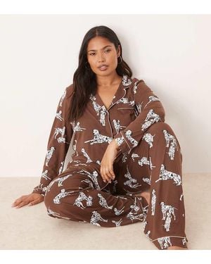 Chelsea Peers Pijama De Pantalones Y Camisa De Manga Larga Con Estampado De Dálmatas Y Cuello De Solapas Exclusivo De Curve - Marrón