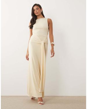 TFNC London Vestido Largo Fluido Con Escote Asimétrico, Espalda Abierta Y Detalle De Lazada En -Blanco - Neutro