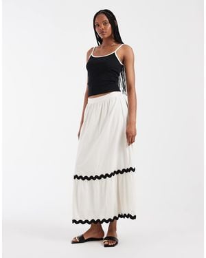 Vero Moda Full Tiered Maxi Skirt With Contrast Scallop Trim - White