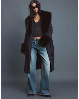 Stradivarius Mittellanger mantel mit faux-fur-kragen - Blau