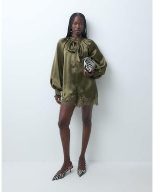 ASOS Playsuit aus satin mit bindehals und spitzensaumdetail - Braun