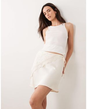 Vila Mini-jupe en satin avec écharpe - Neutre