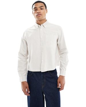 New Look – kastig geschnittenes oxfordhemd mit braunen nadelstreifen - Weiß