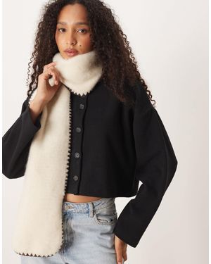 Accessorize – schal aus flauschigem teddyfell mit eingefassten kanten - Schwarz