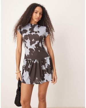 ASOS – kurzärmliges minikleid mit kuhfellmuster und abfallender taille - Weiß