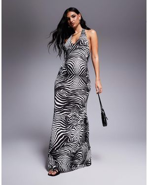 AFRM – rue – neckholder-maxikleid aus glänzendem strick mit zebra-wirbelmuster - Grau