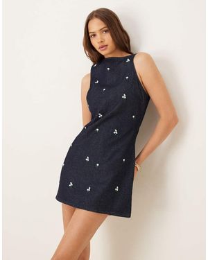 ASOS Rechtvallende Denim Mini Jurk Met Fijne Geborduurde Bloemenprint - Blauw