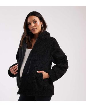 Mama.licious Chaqueta Negra De Tejido Efecto Peluche Con Diseño 3 En 1 Y Capucha Delantera Extraíble Para Bebé De Mamalicious Maternity - Negro