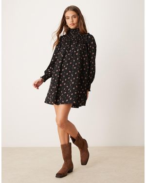 Glamorous – hochgeschlossenes mini-hängerkleid mit em blümchenmuster und rüschen - Schwarz