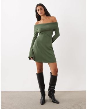 Kaiia Exklusive gestrickte, gerippte foldover-bardot-minikleid mit ausgestellten ärmeln - Grün