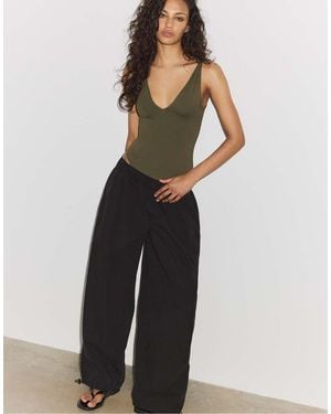 Stradivarius Body Kaki Con Scollo A V - Verde