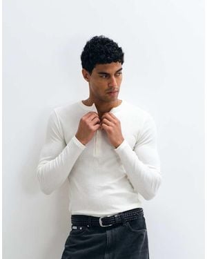 ASOS T-Shirt A Maniche Lunghe Attillata Leggera Color Crema Testurizzata Con Scollo Serafino - Bianco